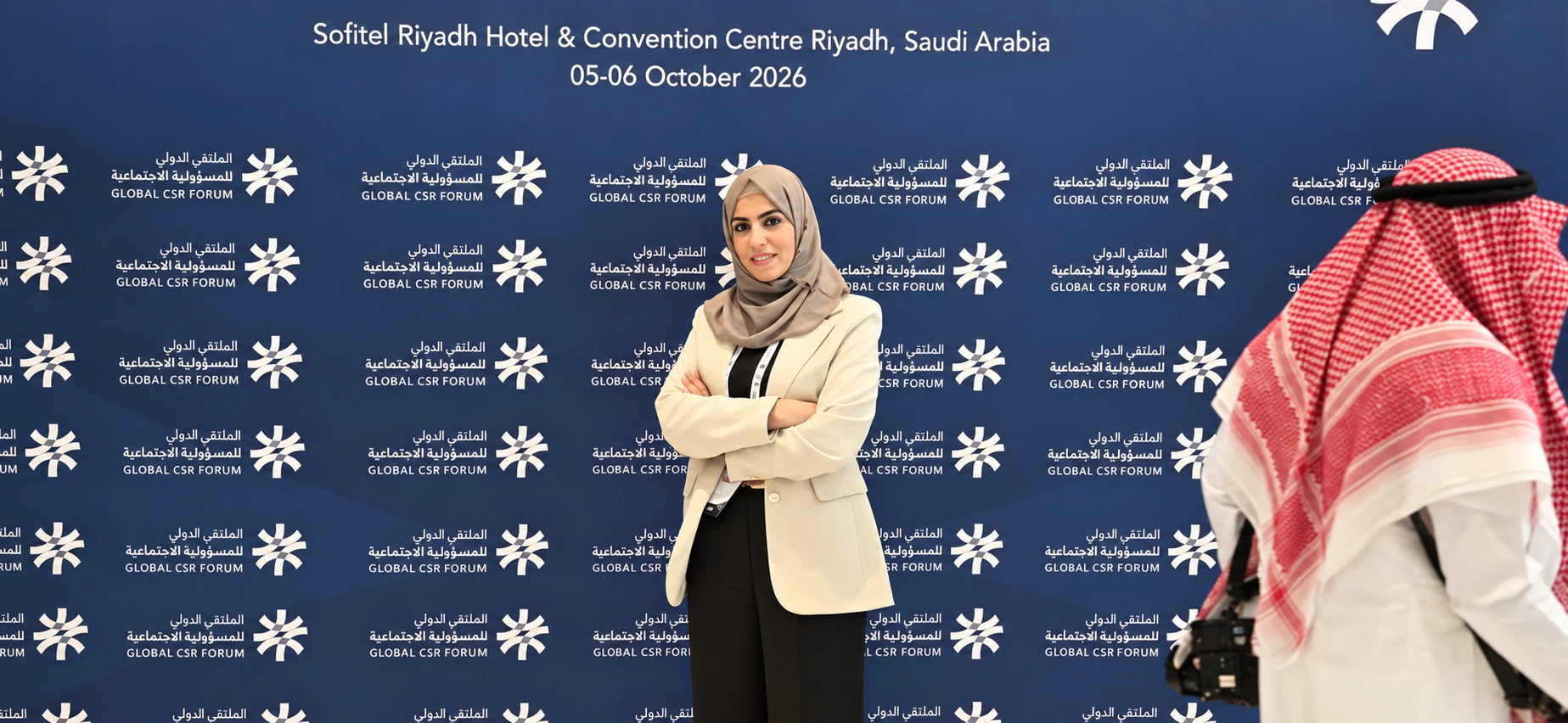 نجوى حمدان أمام خلفية الملتقى الدولي للمسؤولية الاجتماعية بالرياض